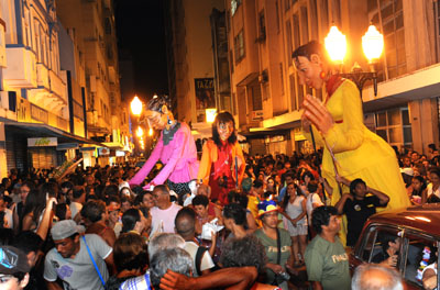 Portal de Not�cias PJF | Corredor da Folia - Foli�es participam de batalha de confete no cal�ad�o da Rua Halfeld | FUNALFA - 25/2/2011